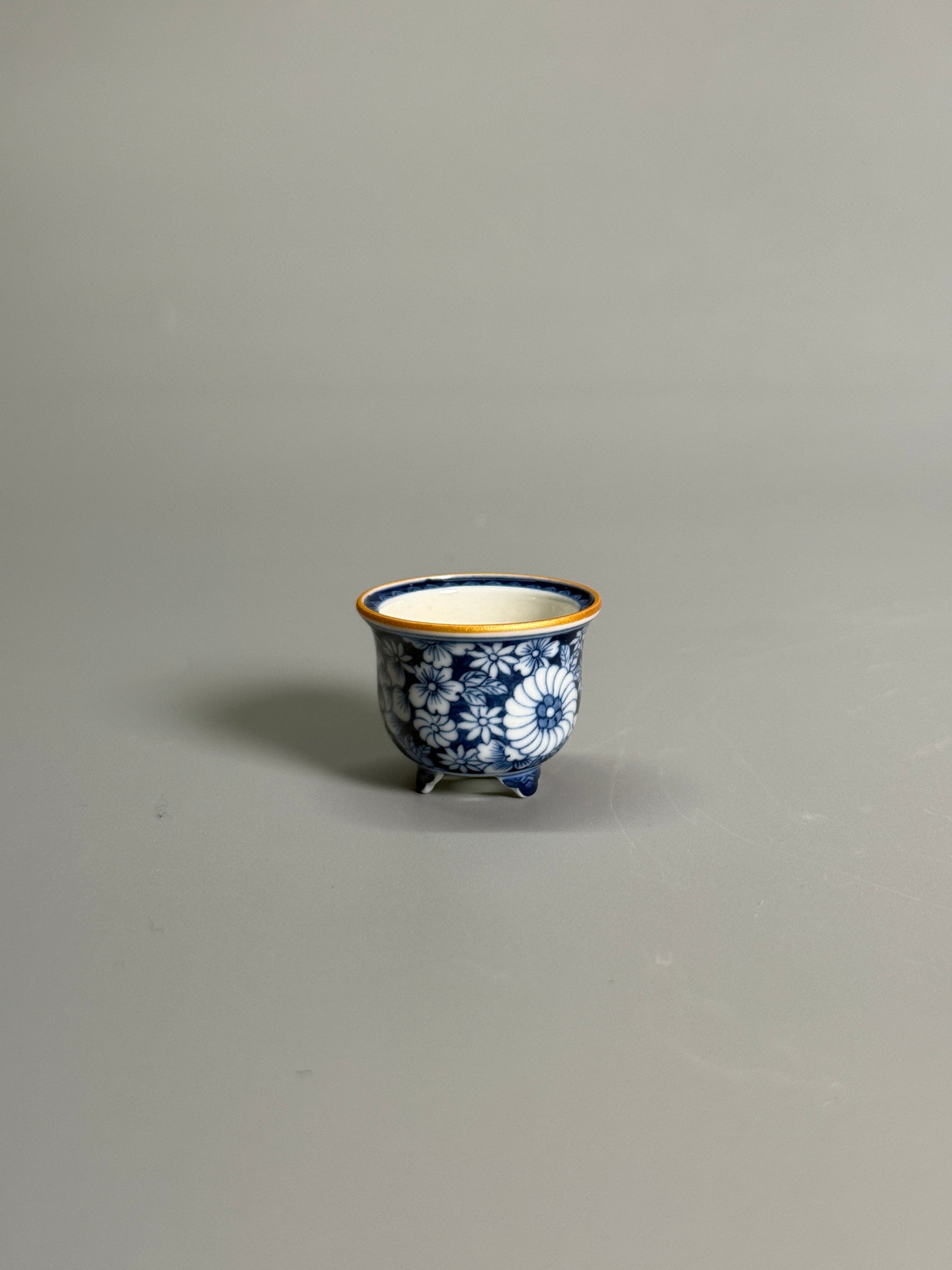 Blue-and-White Floral Tripod Pot with Gilt Rim