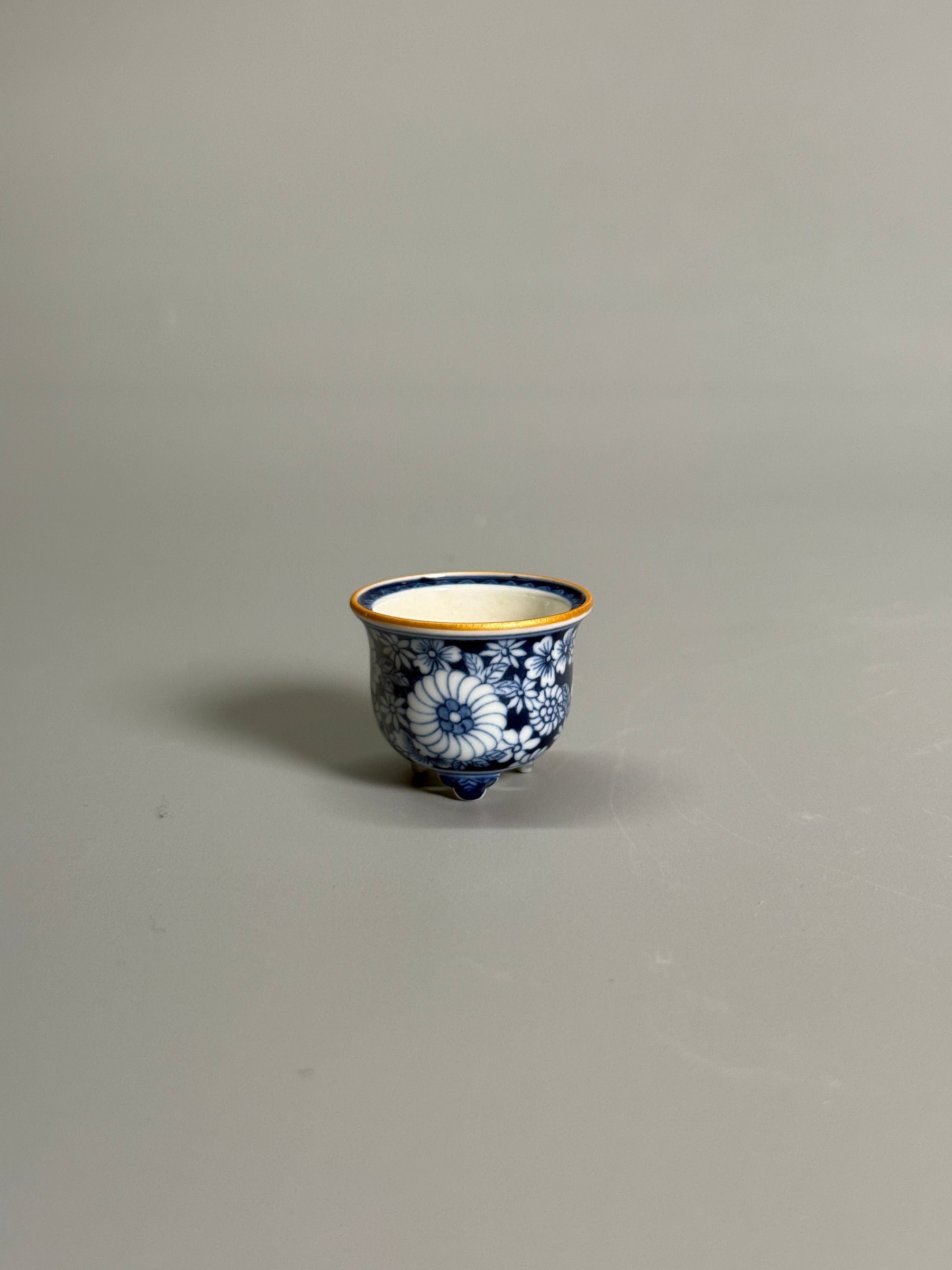 Blue-and-White Floral Tripod Pot with Gilt Rim