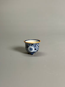 Blue-and-White Floral Tripod Pot with Gilt Rim