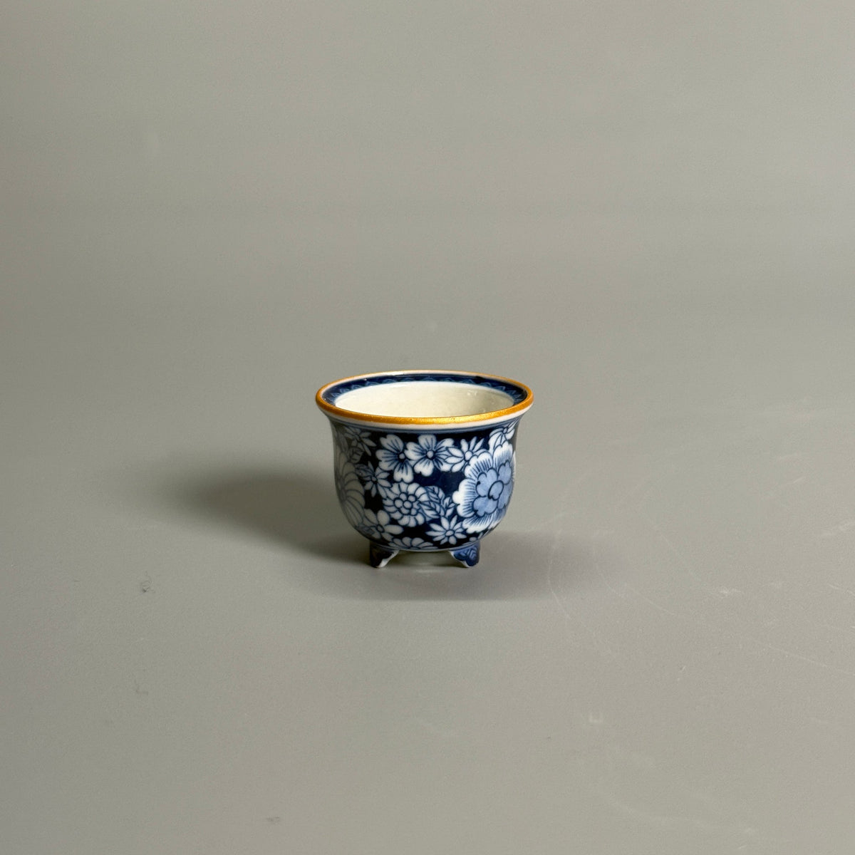 Blue-and-White Floral Tripod Pot with Gilt Rim — alternate view 4