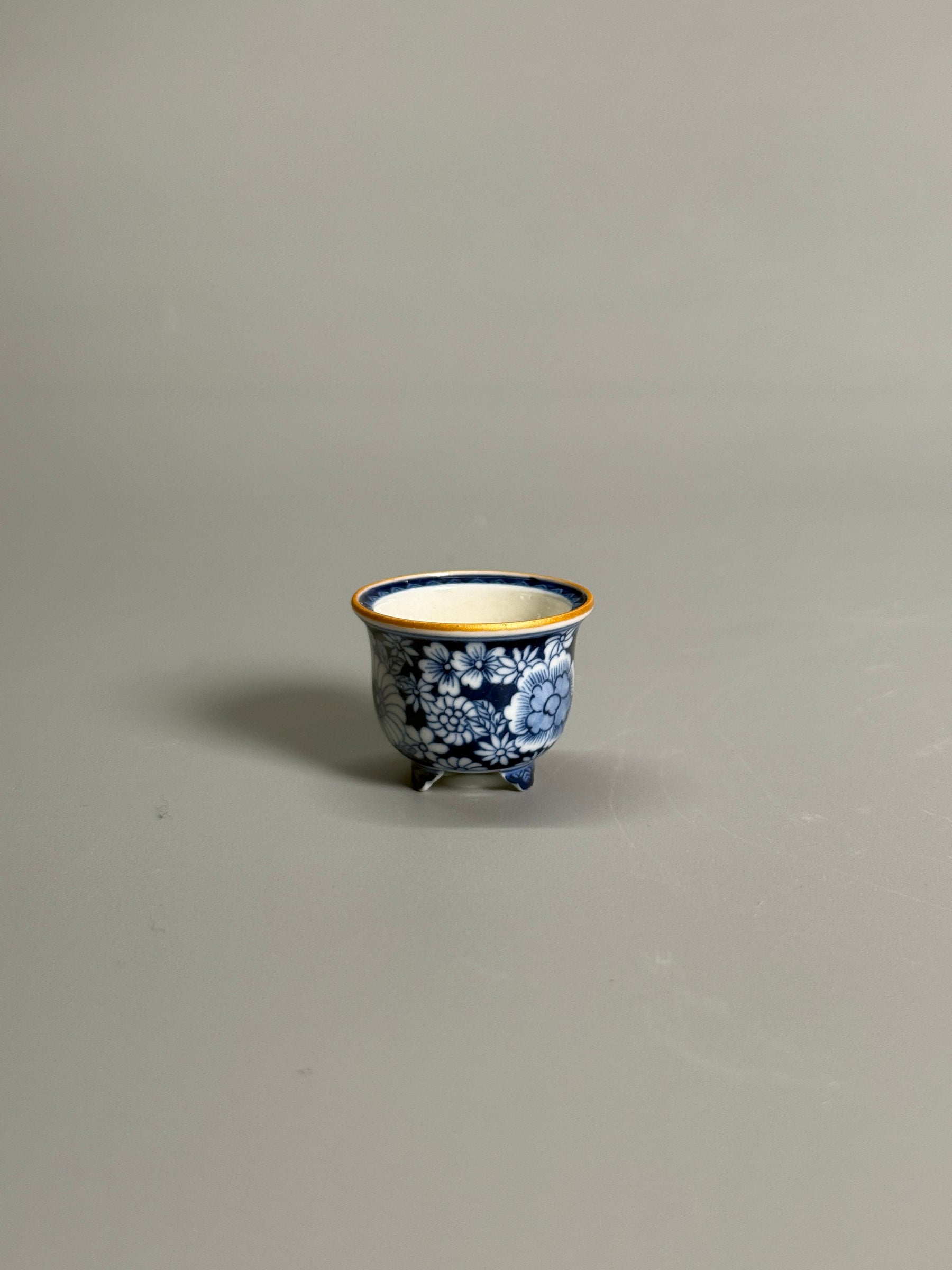 Blue-and-White Floral Tripod Pot with Gilt Rim
