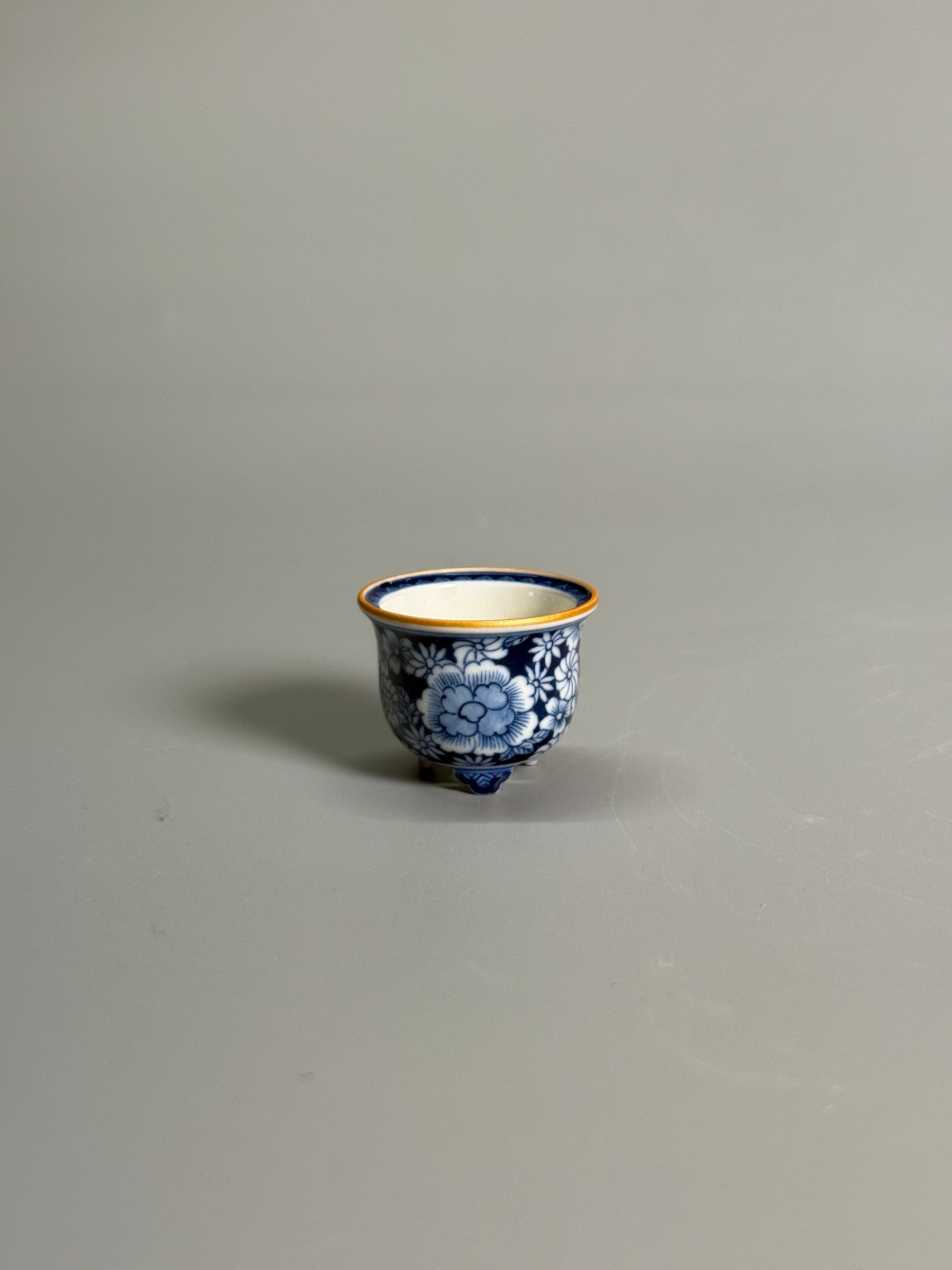 Blue-and-White Floral Tripod Pot with Gilt Rim