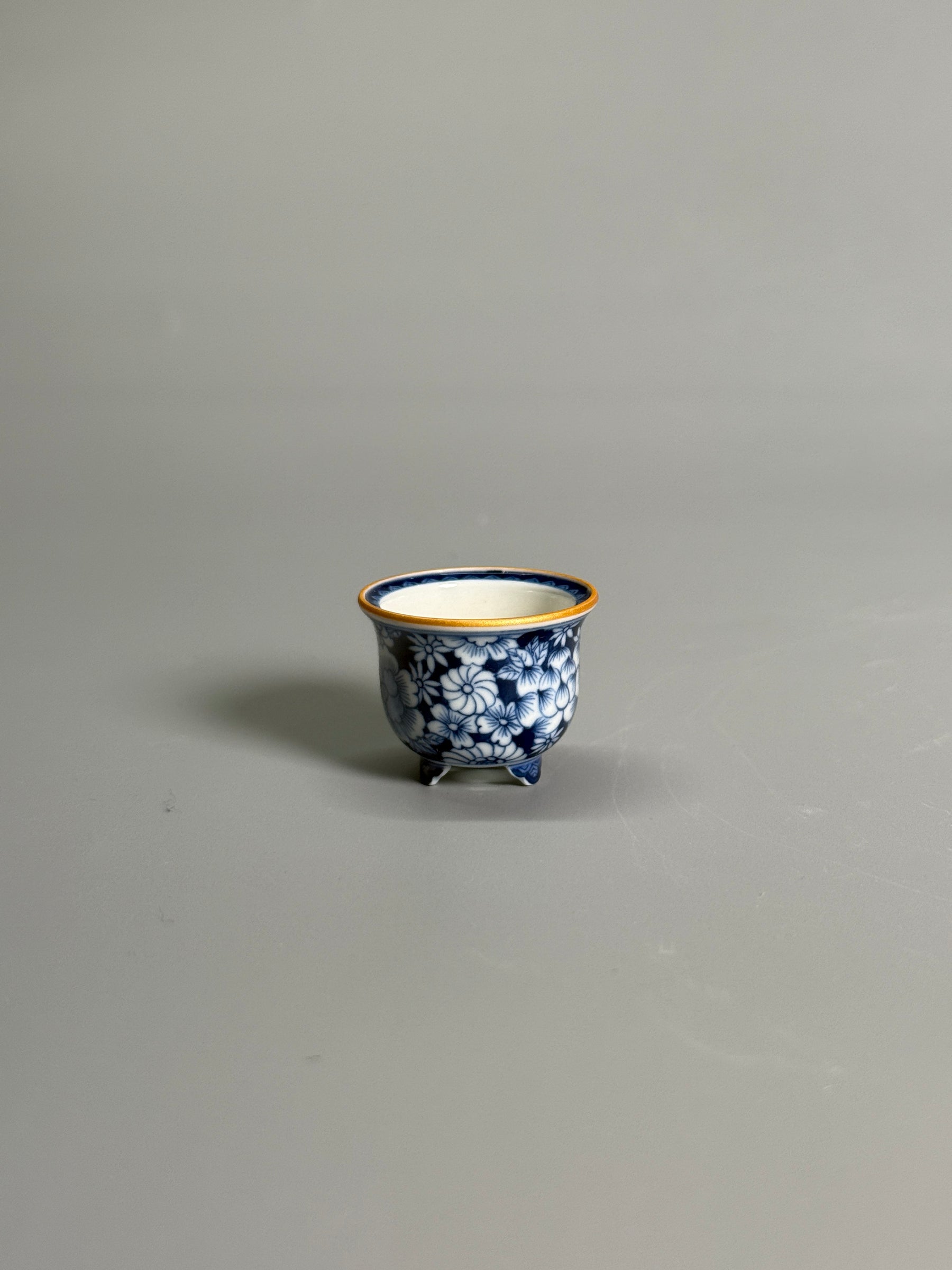 Blue-and-White Floral Tripod Pot with Gilt Rim