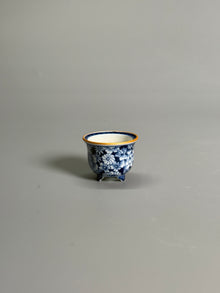 Blue-and-White Floral Tripod Pot with Gilt Rim