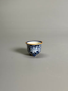 Blue-and-White Floral Tripod Pot with Gilt Rim