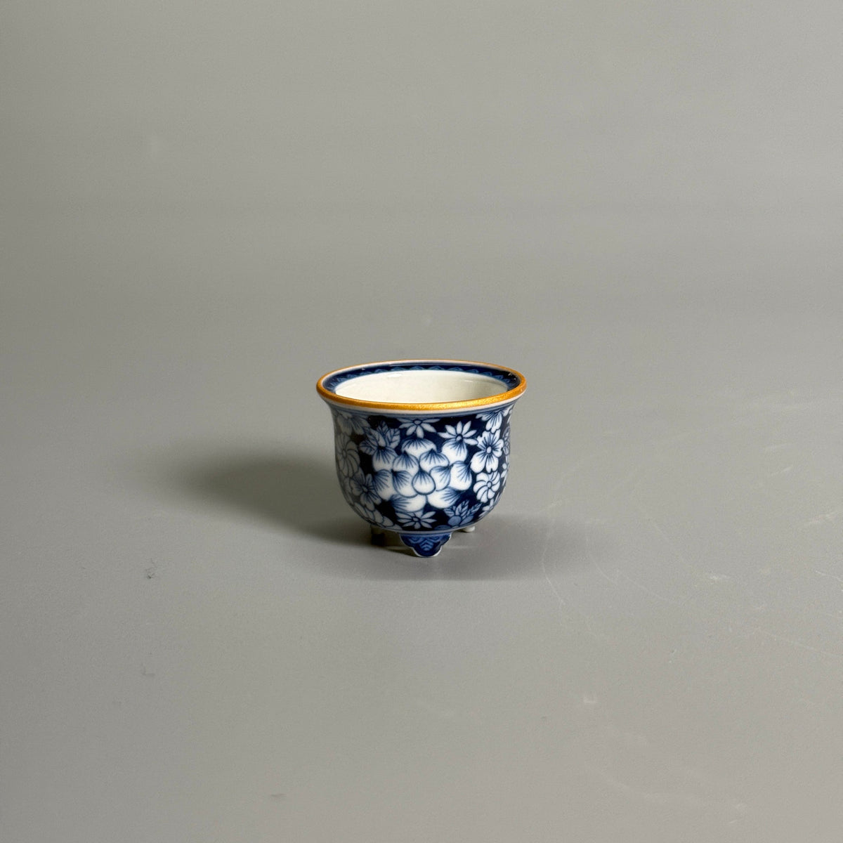 Blue-and-White Floral Tripod Pot with Gilt Rim — alternate view 7
