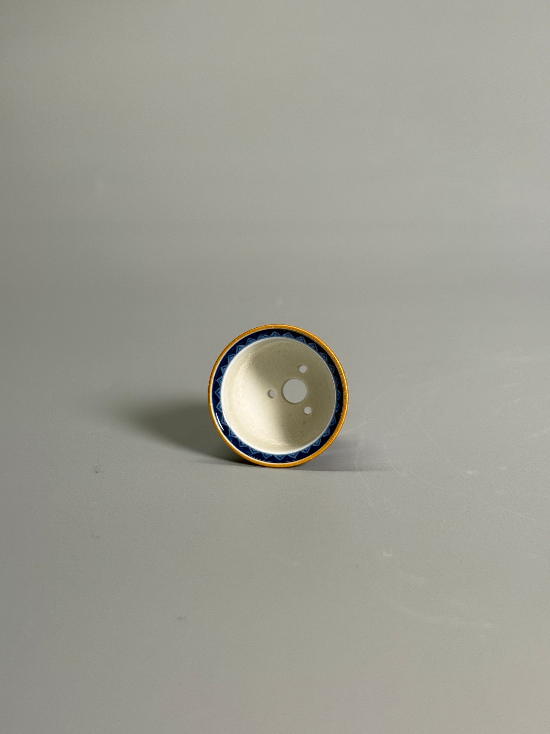 Blue-and-White Floral Tripod Pot with Gilt Rim