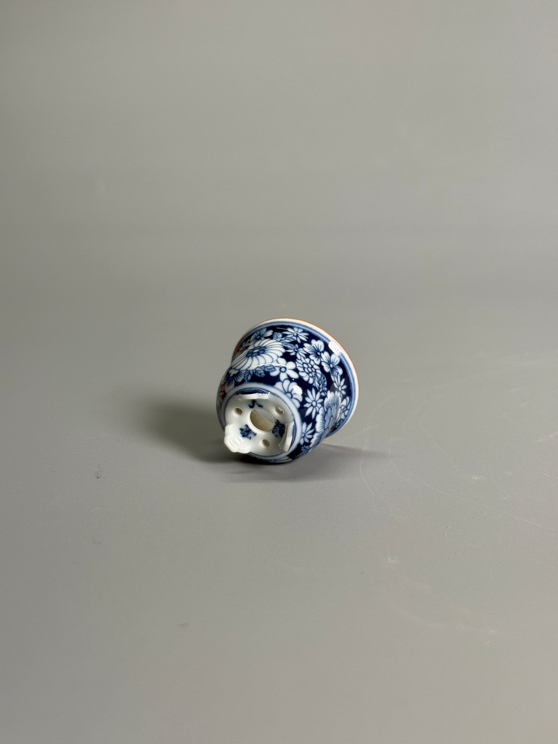 Blue-and-White Floral Tripod Pot with Gilt Rim